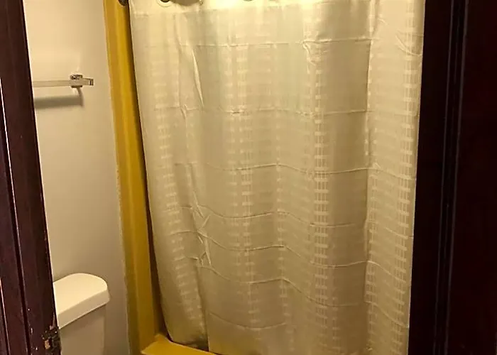 Budget Host Motel *